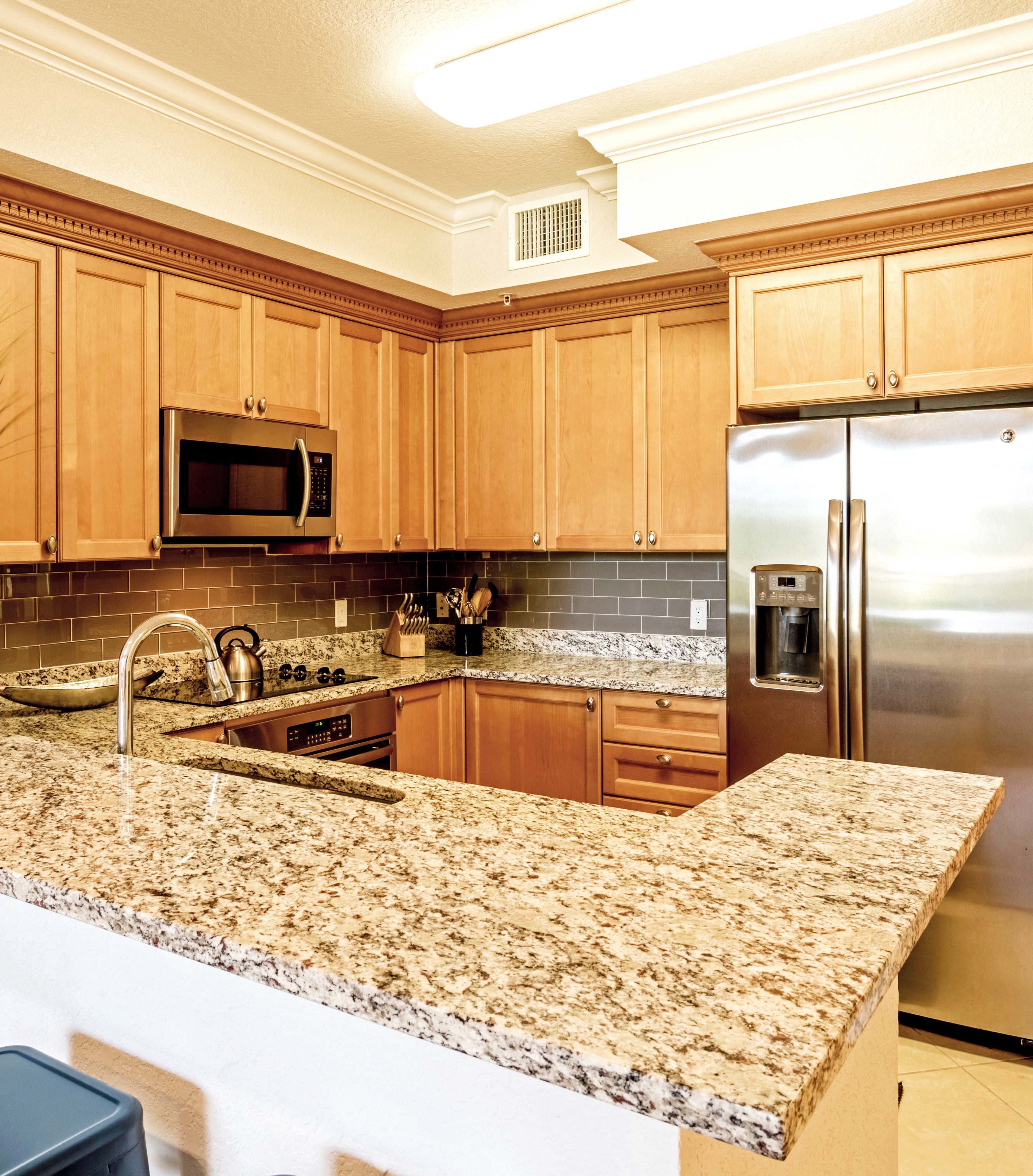 Vizcaya Lakes apartments chef style kitchens with stainless steel appliances and granite countertops.